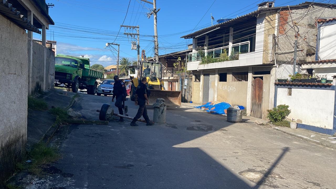 Polícia Militar retira barricadas do tráfico em São Gonçalo